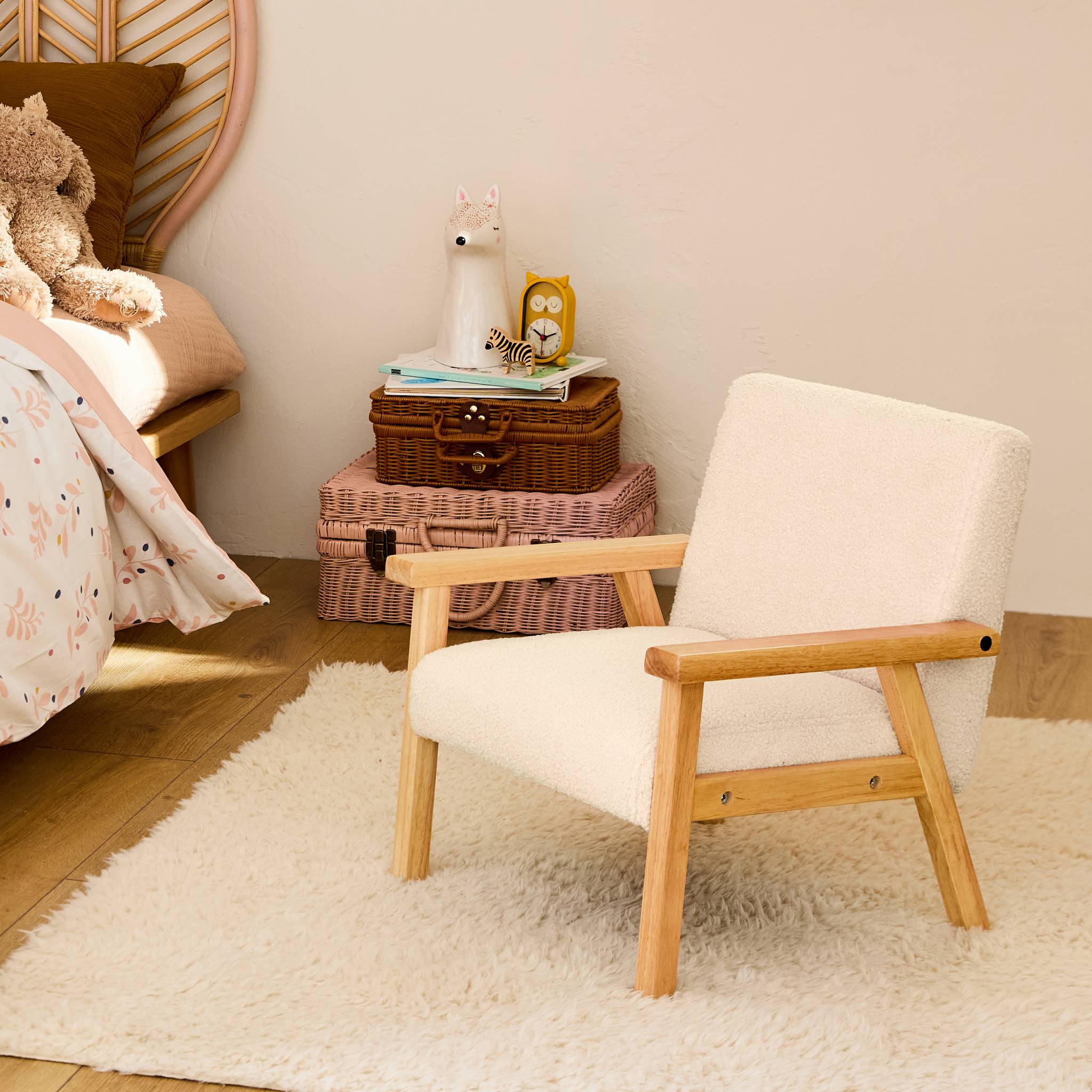 Poltrona scandinava per bambini in legno di hevea e tessuto bouclé,