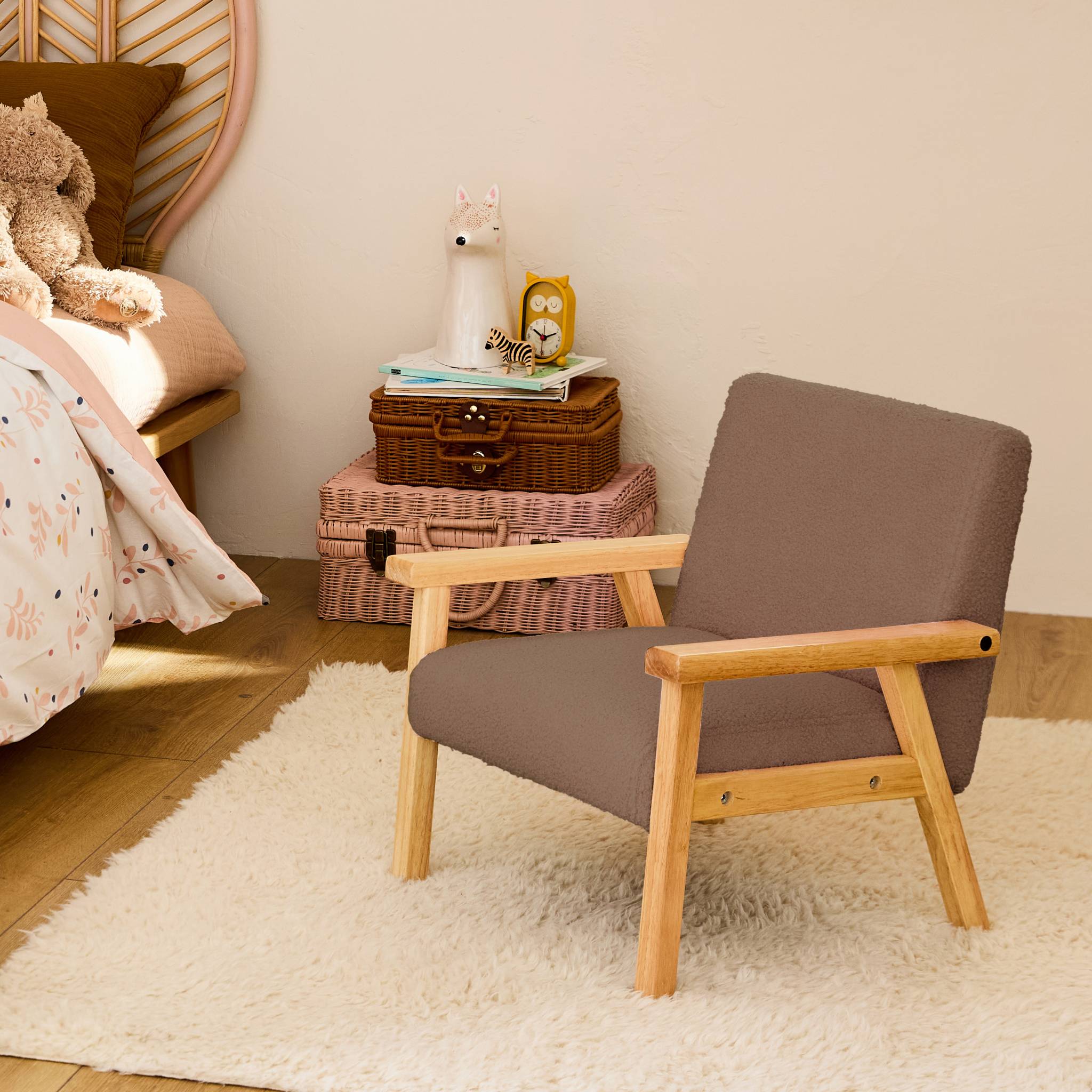 Poltrona scandinava per bambini in legno di hevea e tessuto bouclé,