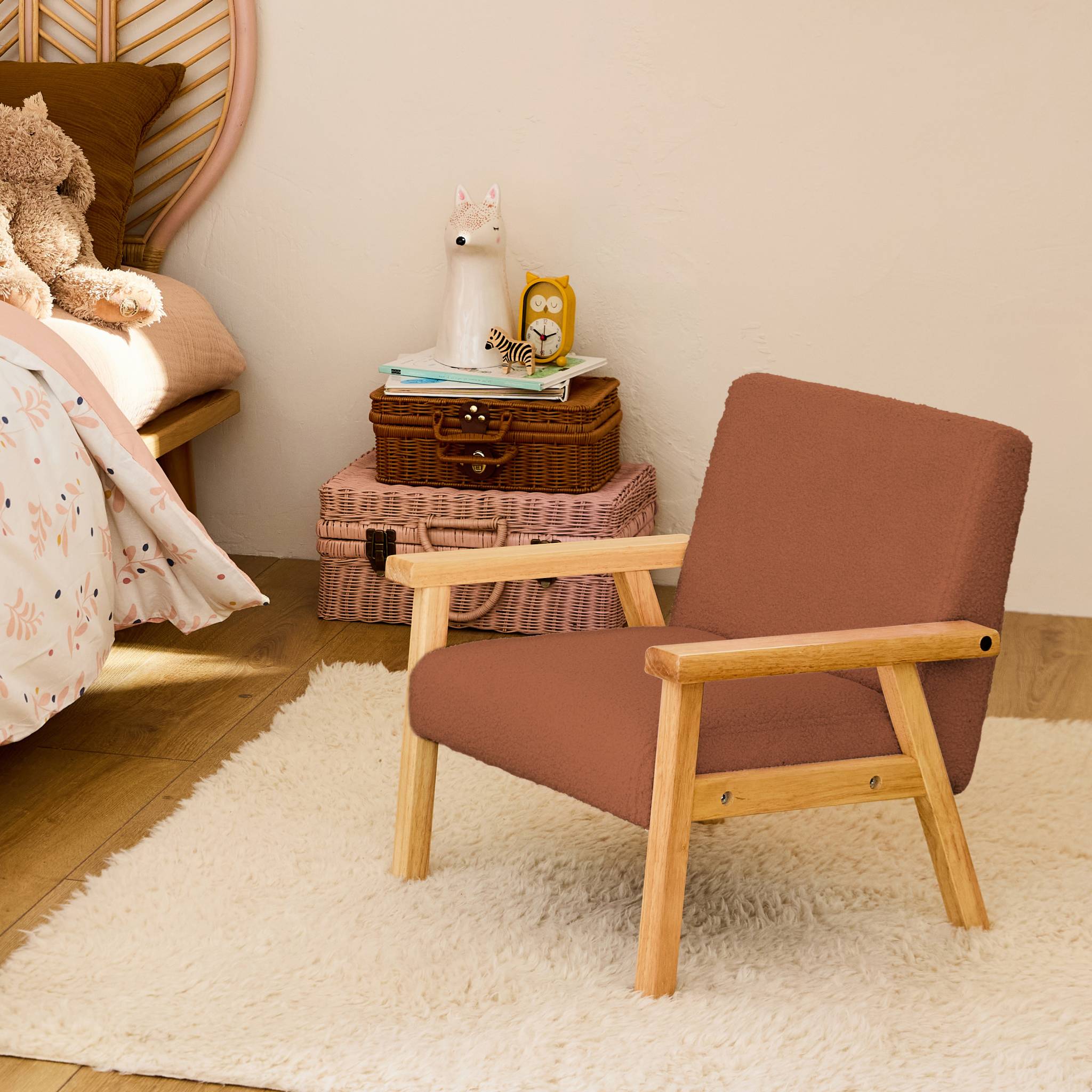 Poltrona scandinava per bambini in legno di hevea e tessuto bouclé,