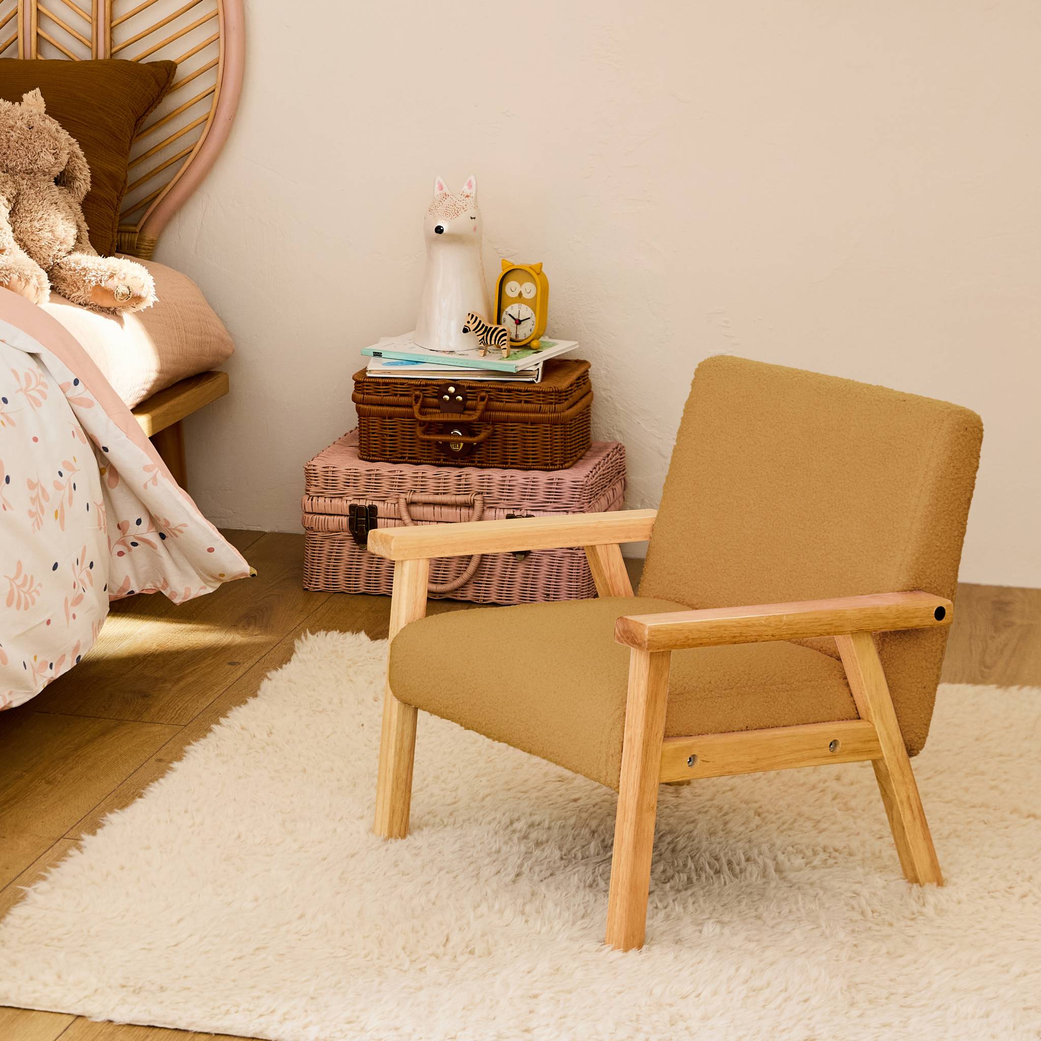 Poltrona scandinava per bambini in legno di hevea e tessuto bouclé,