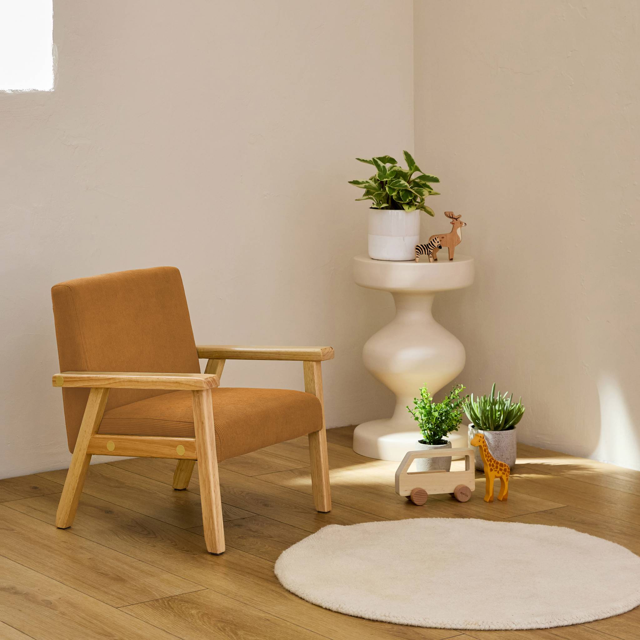 Poltrona scandinava per bambini in velluto a coste e legno di gomma,