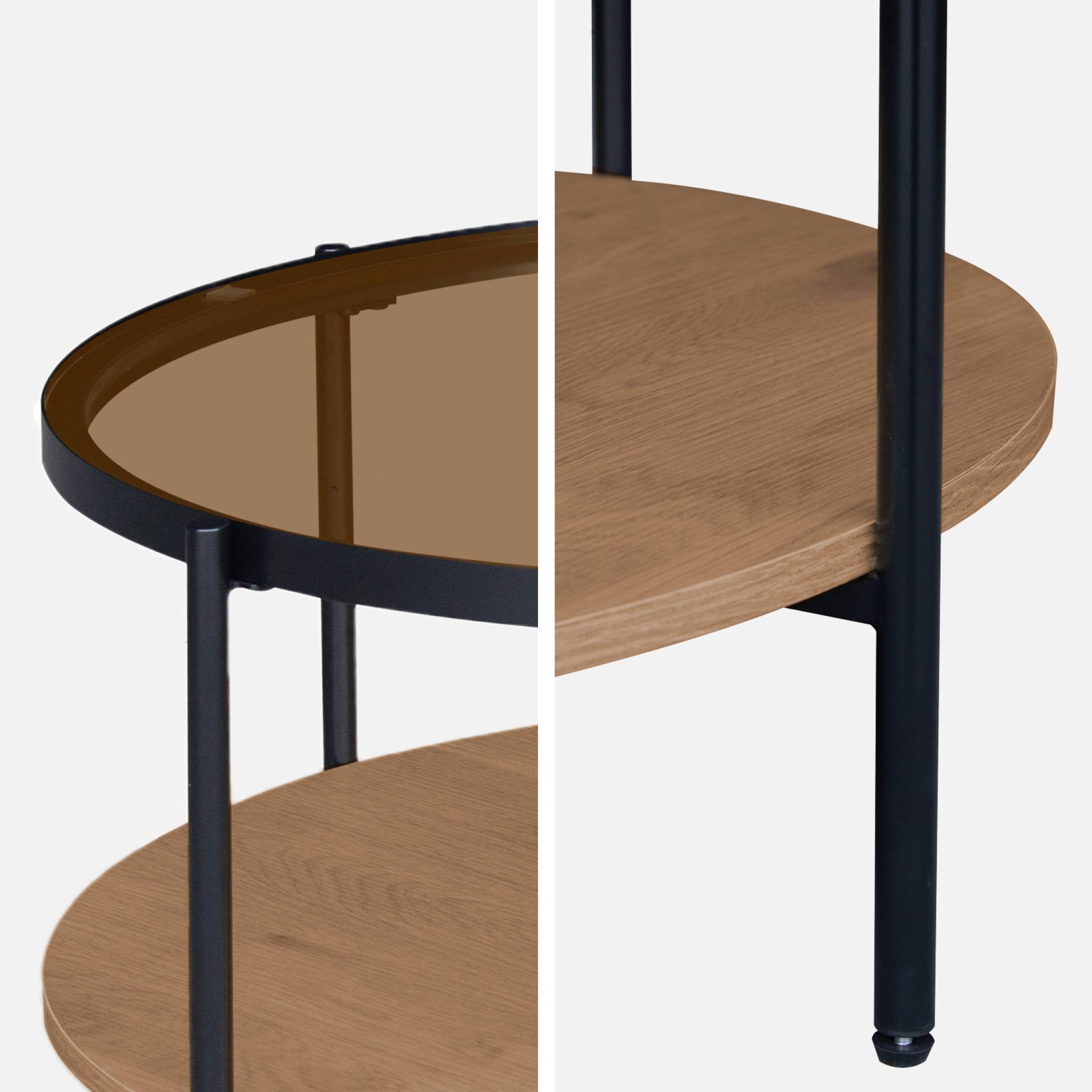 Tavolino rotondo a doppio ripiano in vetro, decorazione in legno e