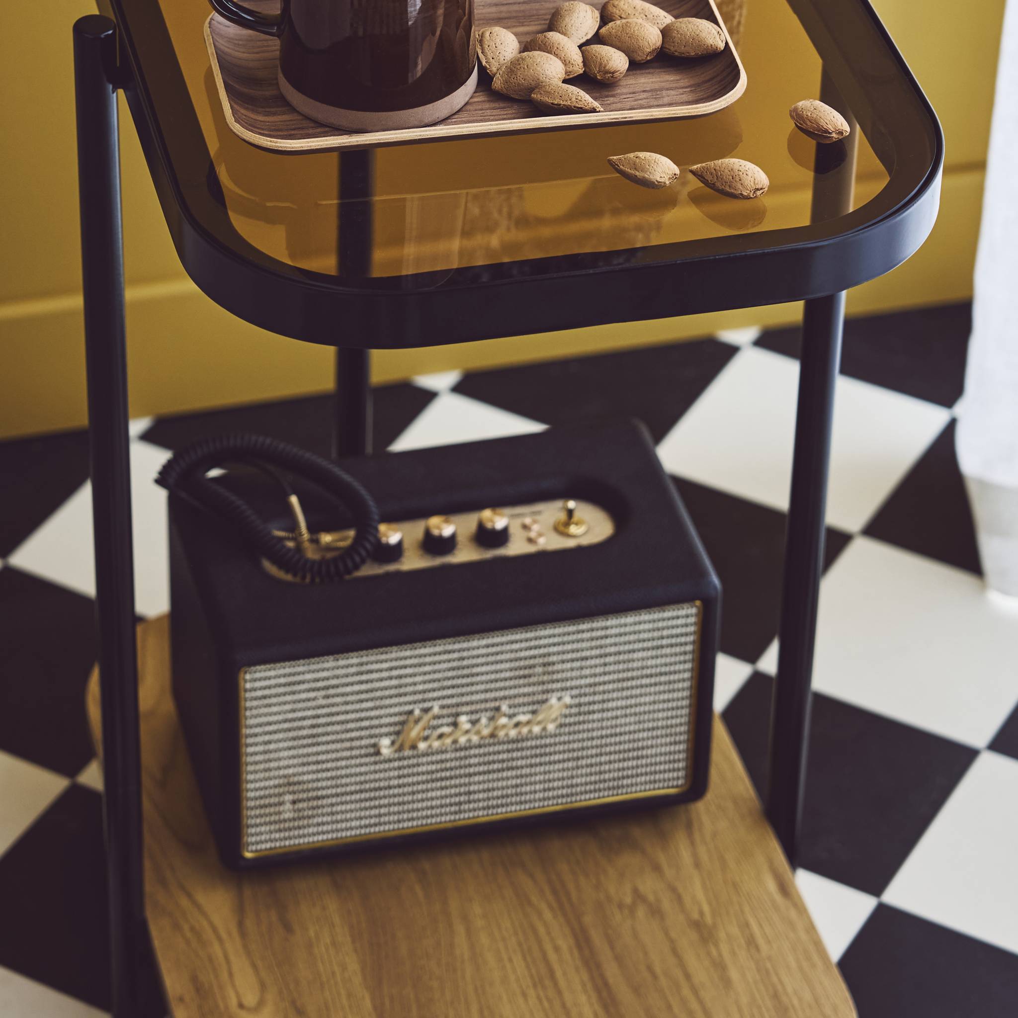 Tavolino vintage in metallo nero con piani in vetro, marrone naturale