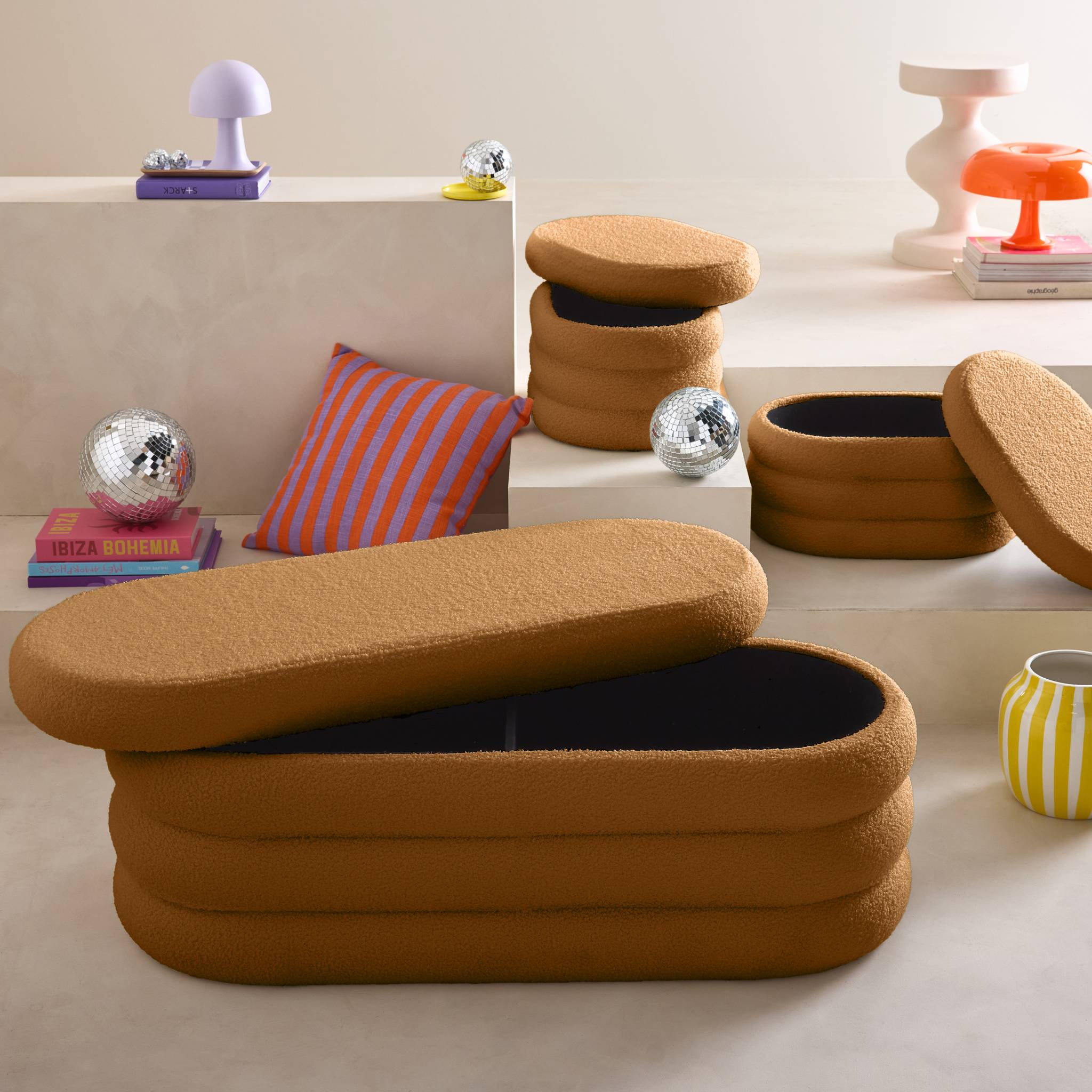 Panca contenitore con 2 pouf contenitori bouclé, color ruggine