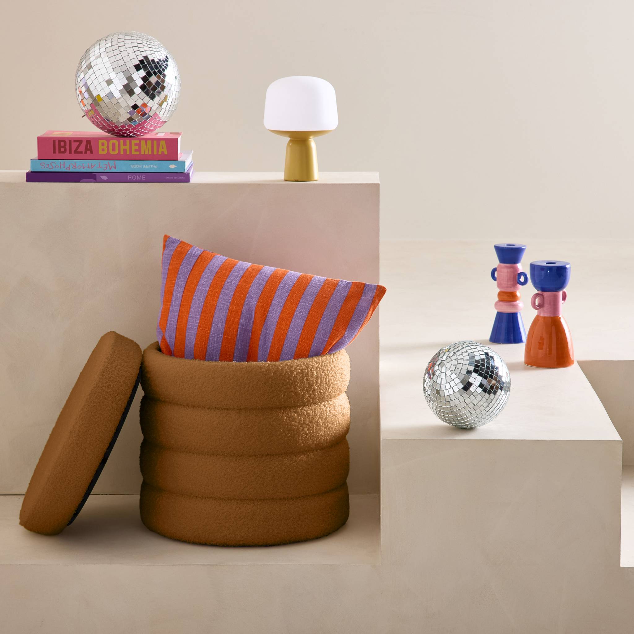 Sgabello con vano bouclé, color ruggine