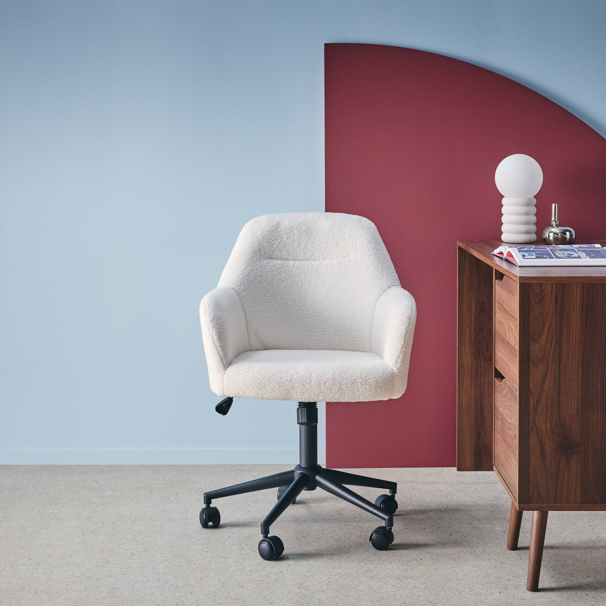 Sedia da ufficio a rotelle regolabile in metallo e bouclé, bianco