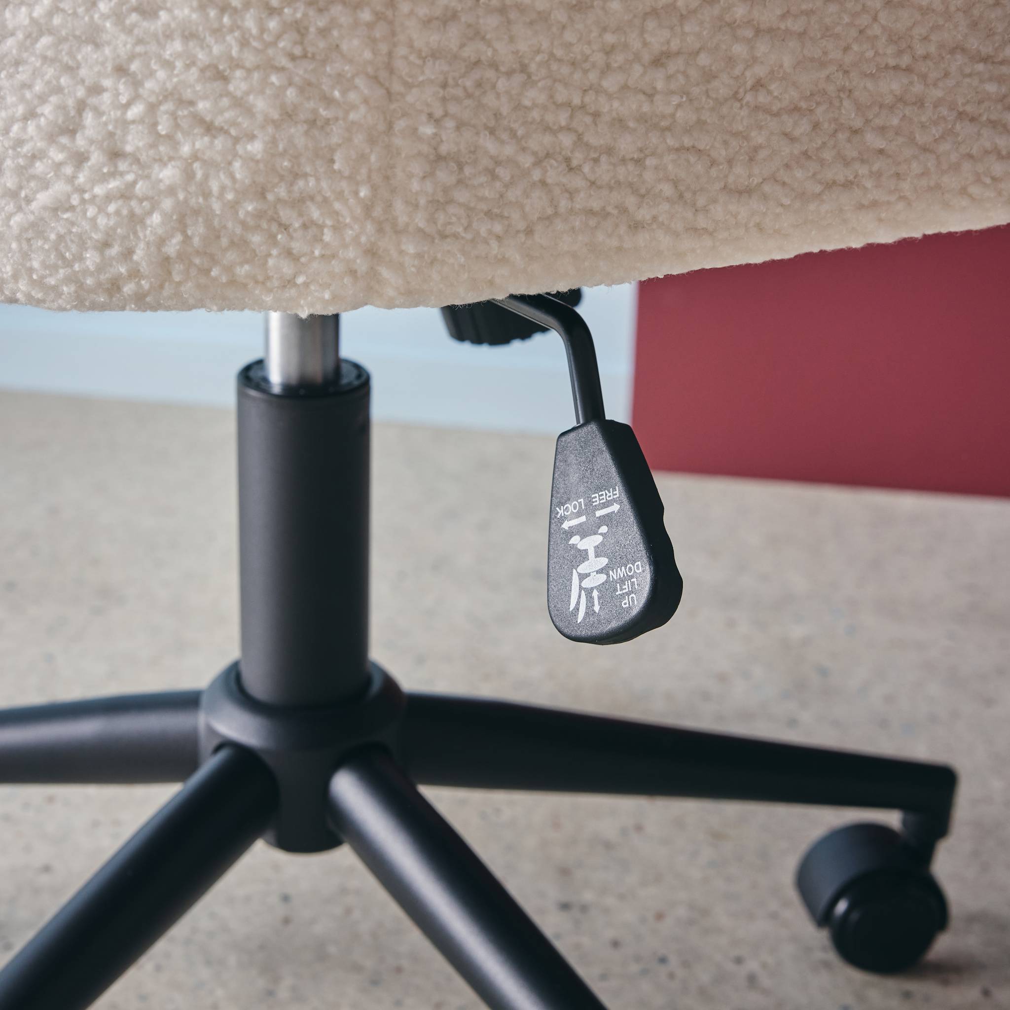 Sedia da ufficio a rotelle regolabile in metallo e bouclé, bianco