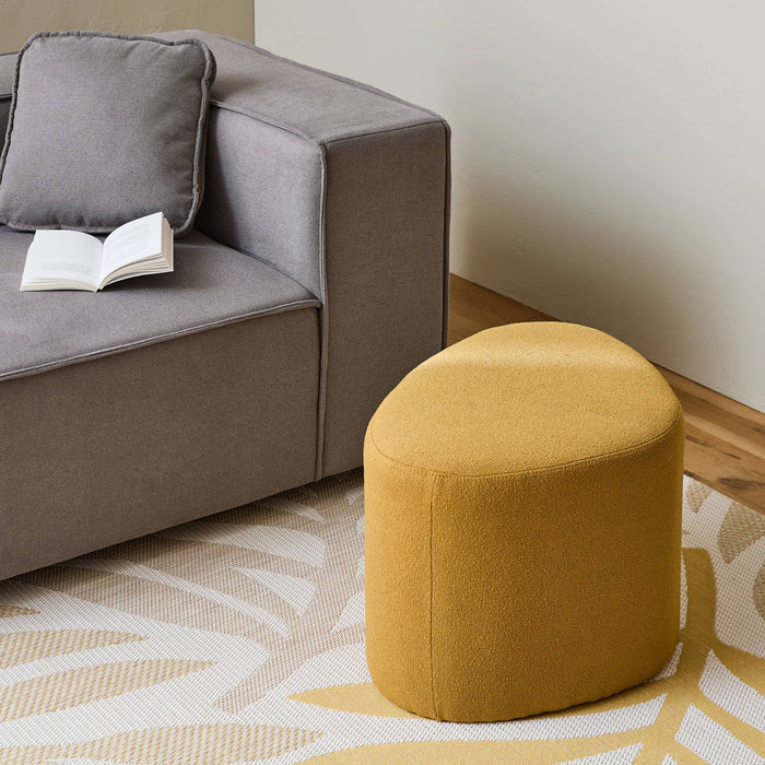 Sgabello e poggiapiedi in tessuto a forma di ciottolo, mostarda