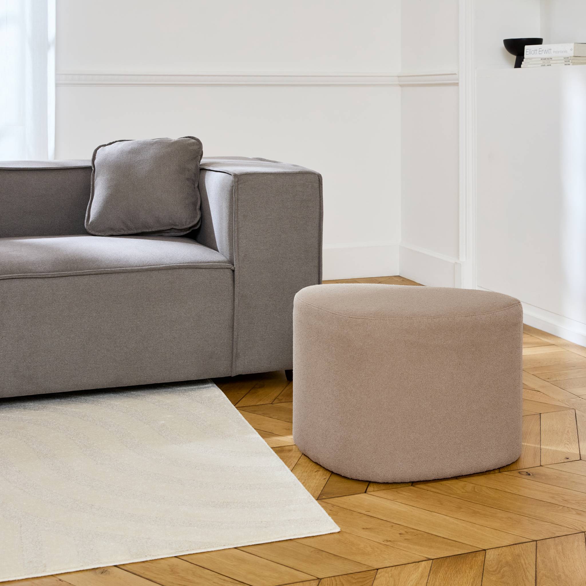 Sgabello e poggiapiedi in tessuto a forma di ciottolo, grigio