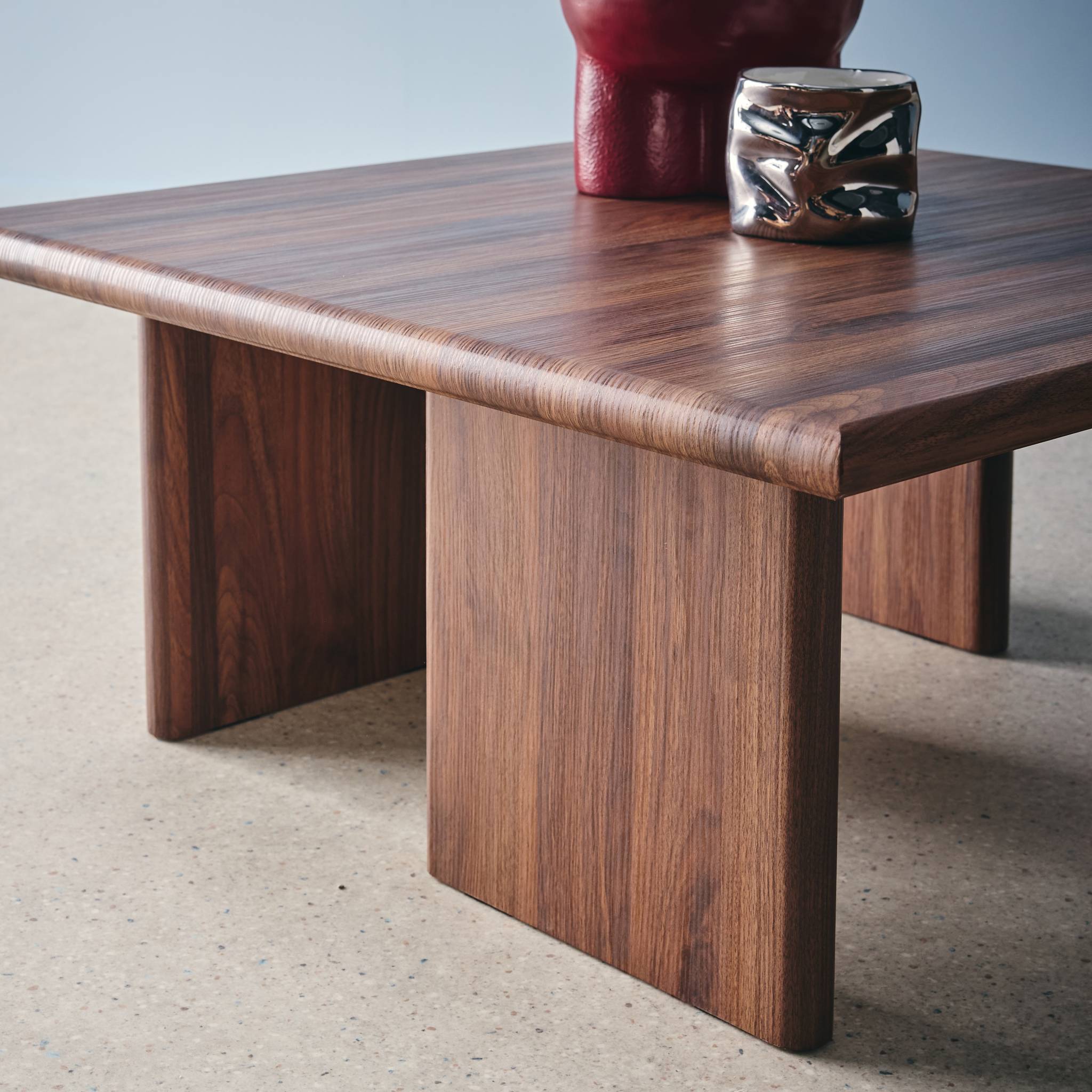 Tavolino basso quadrato, noce