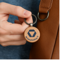 Portachiavi rotondo personalizzato in legno con logo geometrico blu scuro