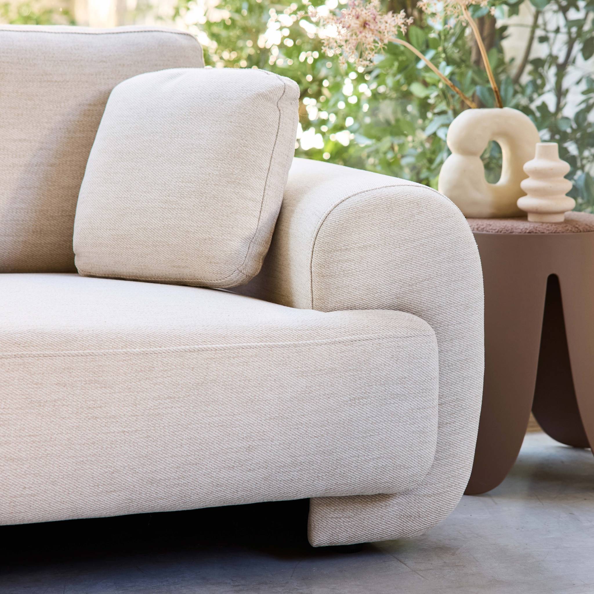 Divano angolare sinistro 3 posti tessuto, piedi rotondi, crema