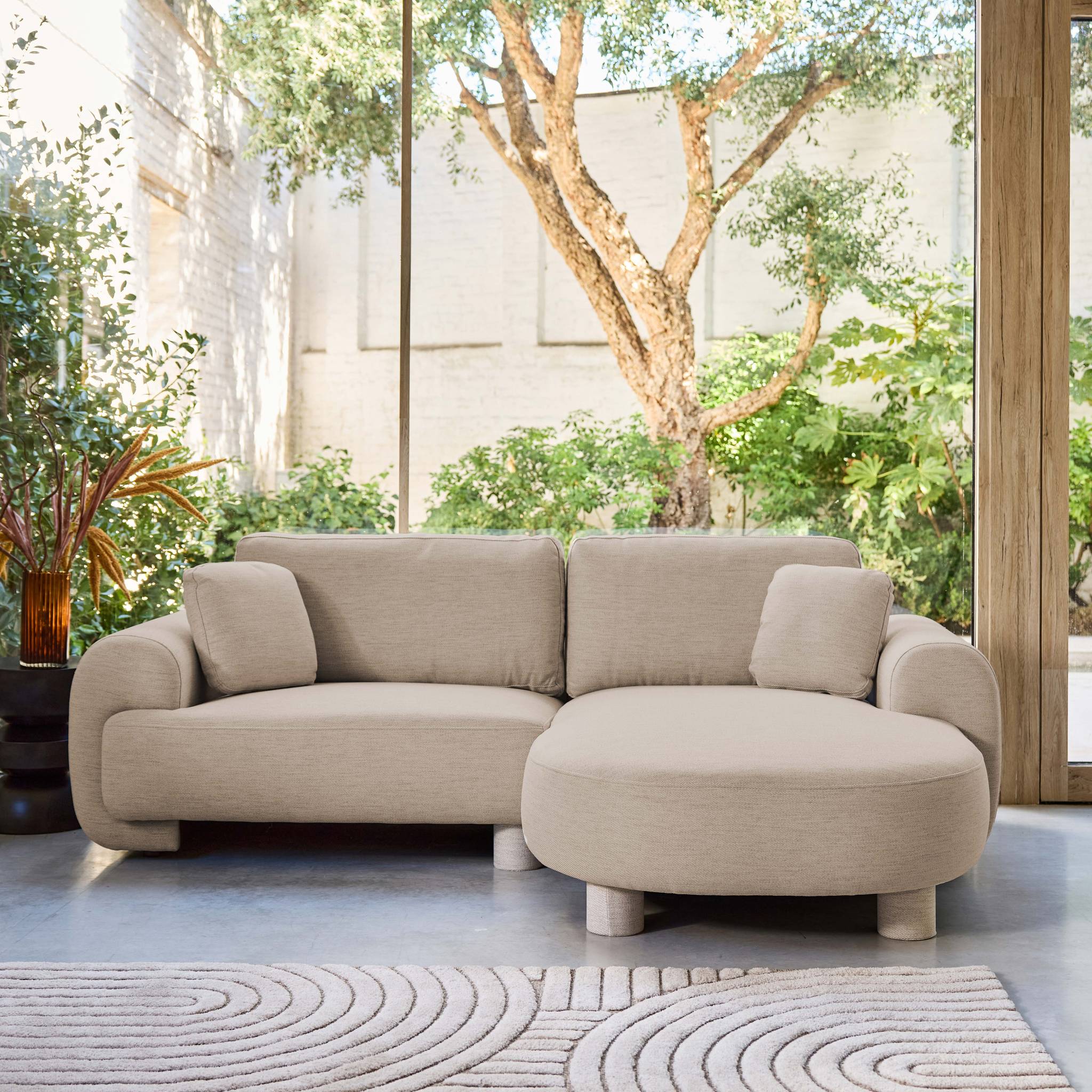 Divano ad angolo destro 3 posti in tessuto, piedi tondi, beige