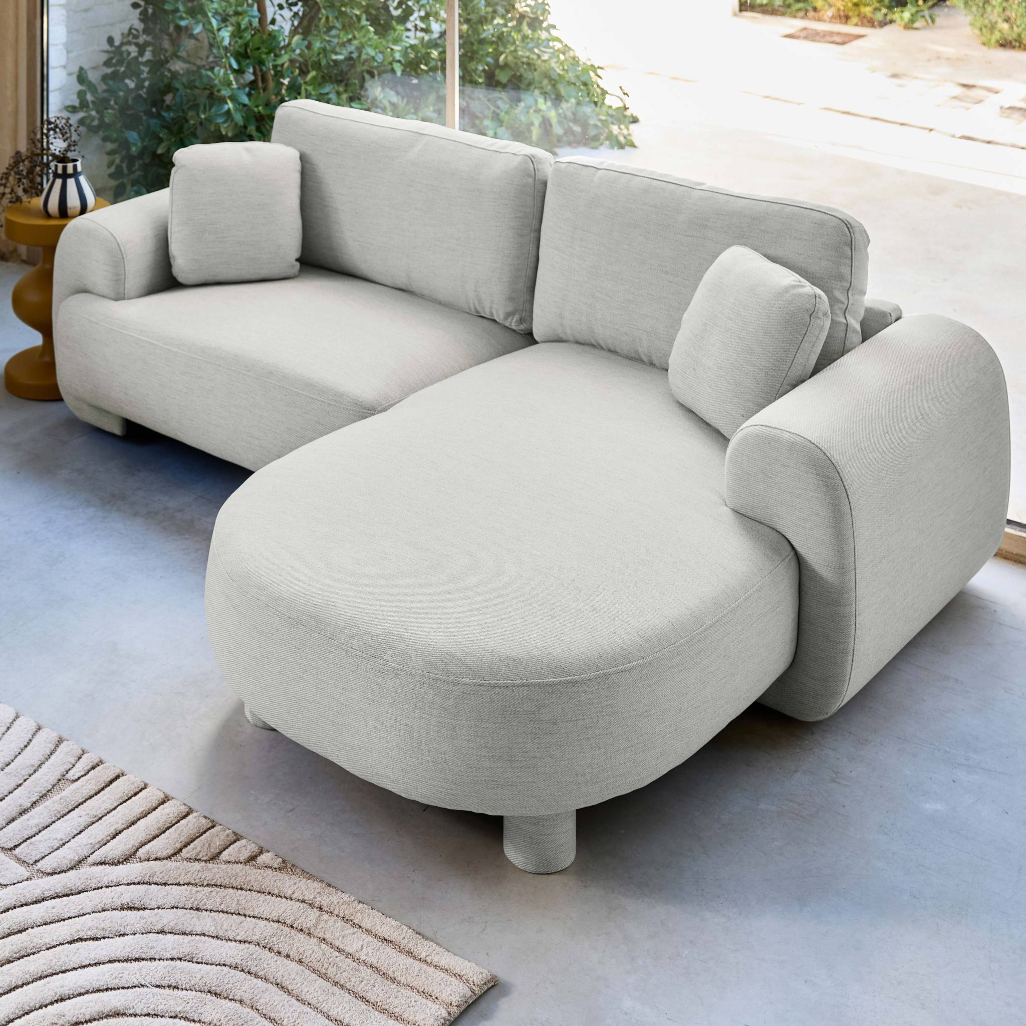 Divano ad angolo destro 3 posti in tessuto, piedi tondi, grigio chiaro