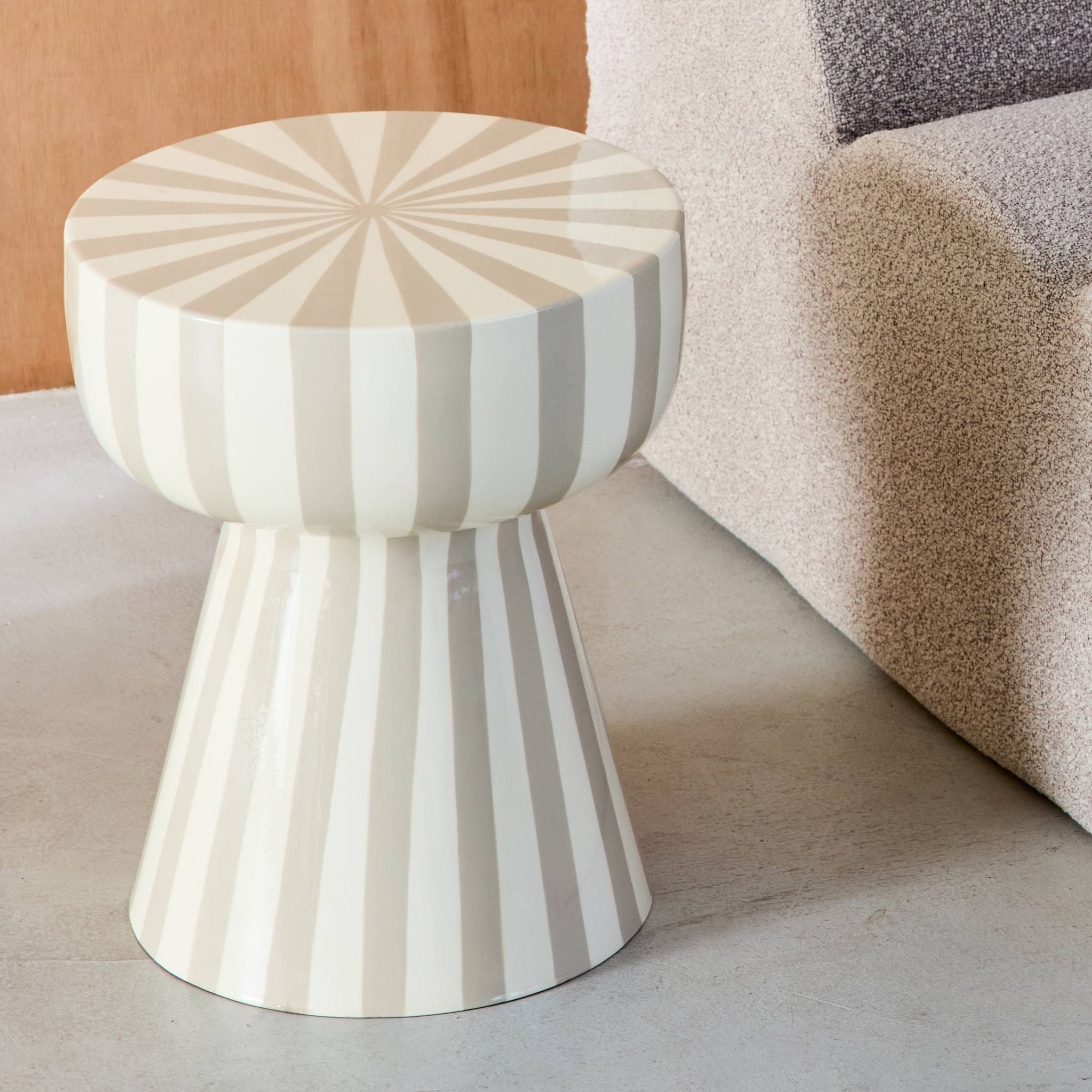 Tavolino in acciaio smaltato a righe bicolore, 41cm, beige grigio