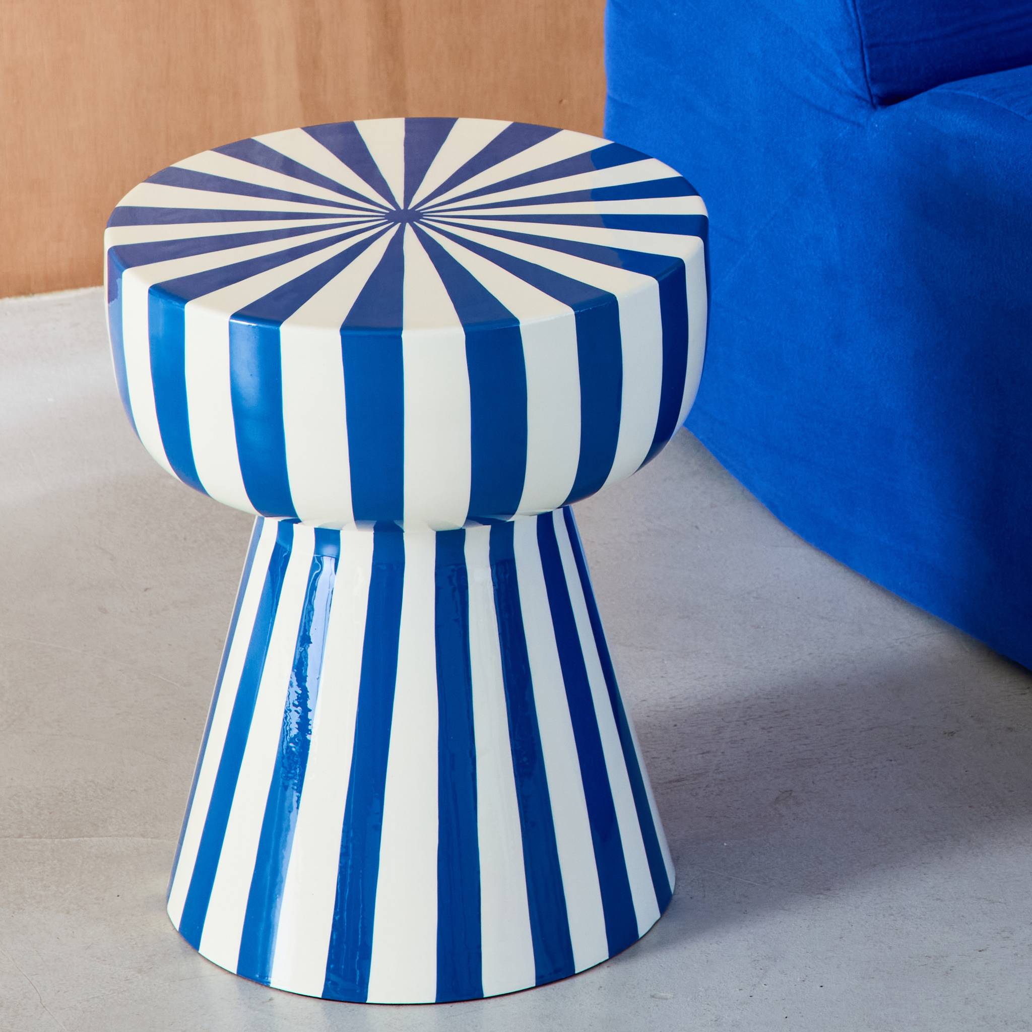 Tavolino in acciaio smaltato a righe bicolore, 41cm, blu