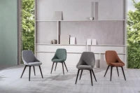 E-STYLO Sedia da pranzo in tessuto grigio chiaro con gambe e struttura in massello di noce, 58cm X 49cm H. 85cm.