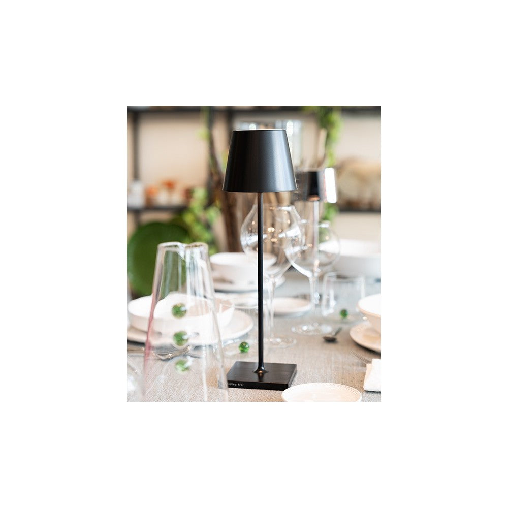Zafferano Lampada a led da tavolo Poldina Pro Nera ricaricabile e dimmerabile con batteria fino a 12 ore. Da esterno IP65.