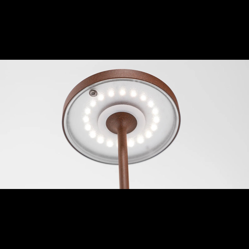 Lampada a led da tavolo Poldina Reverso Corten ricaricabile e dimmerabile con batteria fino a 12 ore. Da esterno IP65