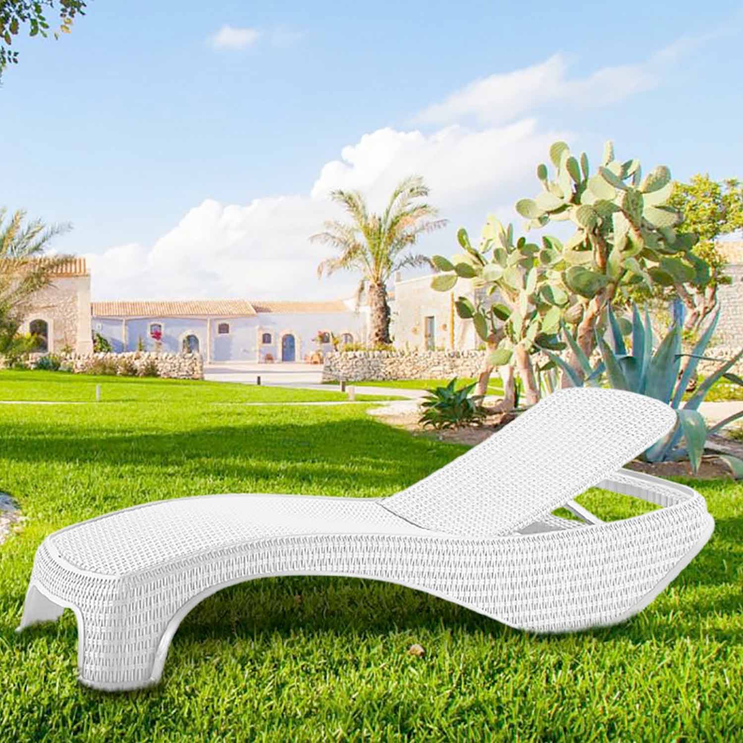 Lettino prendisole di design in polyrattan con schienale reclinabile. Lettino prendisole da giardino design ergonomico ed avvolgente. Bianco  197x74xH36 cm