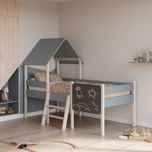 Letto rialzato a casetta Mint in legno massiccio verde cachi e pino con lavagnetta