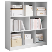 Scaffale moderno con 8 ripiani e cassettiera. Un grande armadio aperto di colore bianco.