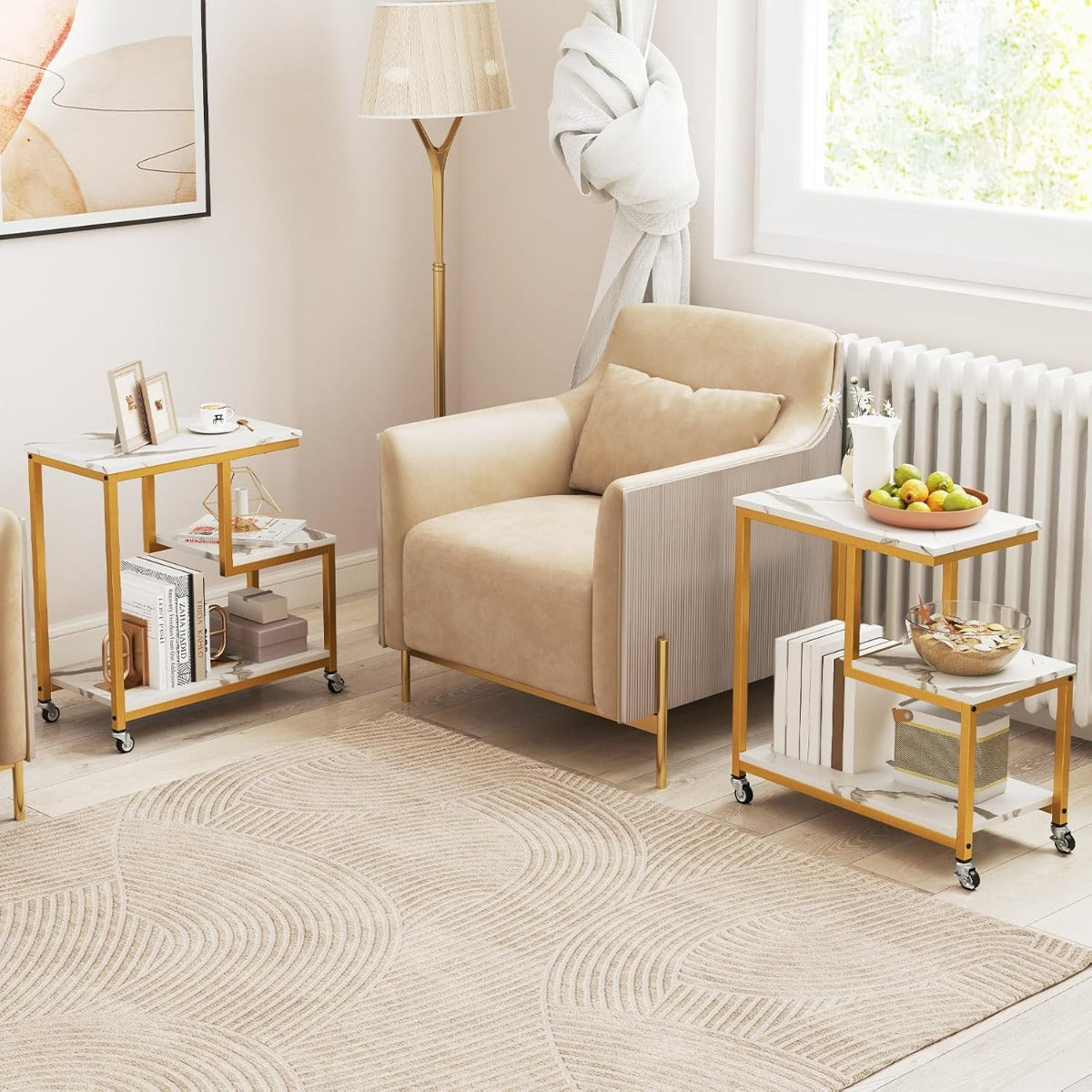 Tavolino laterale a forma di g con 3 livelli e mensole aperte-Piccolo tavolo da divano con ruote bloccabili per soggiorno e altri spazi