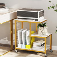 Tavolino laterale a forma di g con 3 livelli e mensole aperte-Piccolo tavolo da divano con ruote bloccabili per soggiorno e altri spazi