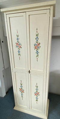 Armadietto porta scarpe legno avorio e decori 77x45x193