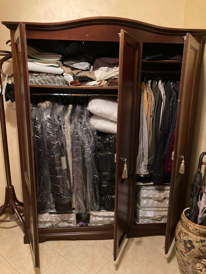 Armadio 3 ante in legno massello arte povera tinta noce 158x56x197 (313) - Mobili 2G