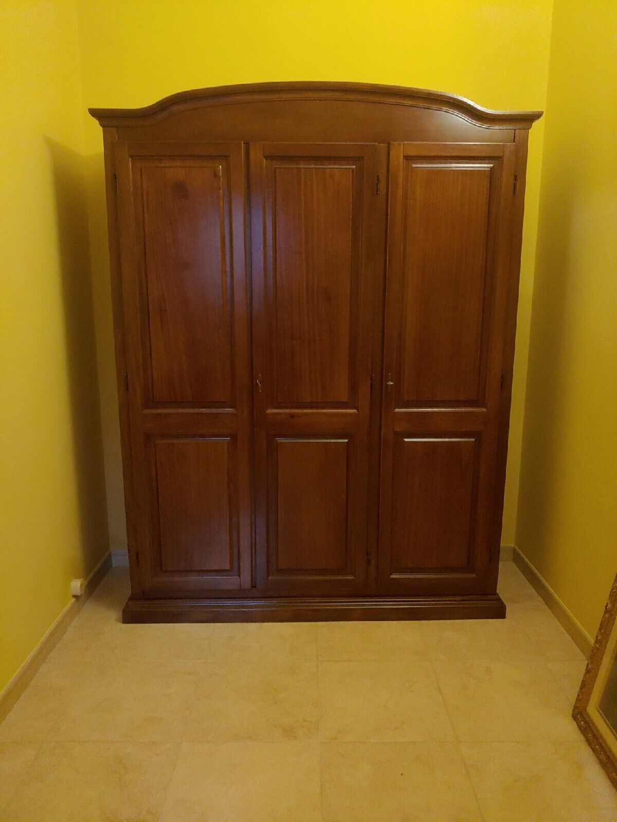 Armadio 3 ante in legno massello classico tinta noce cappello tondo 158x56x197h - Mobili 2G