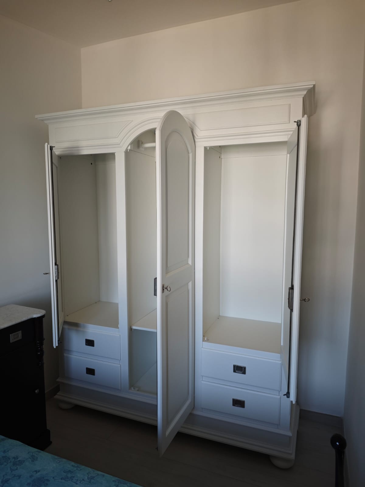 Armadio 3 porte 4 cassetti legno shabby bianco spazzolato 184x60x223 (2206) - Mobili 2G