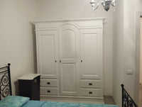 Armadio 3 porte 4 cassetti legno shabby bianco spazzolato 184x60x223 (2206) - Mobili 2G