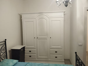 Armadio 3 porte 4 cassetti legno shabby bianco spazzolato 184x60x223 (2206) - Mobili 2G