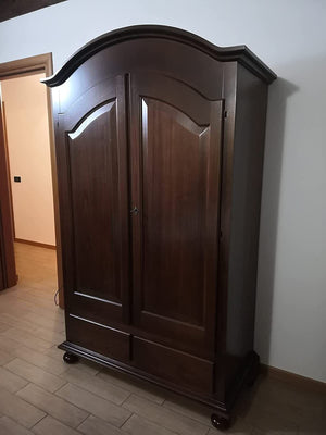 Armadio arte povera 2 porte gendarme in legno tinta noce 125x60x200