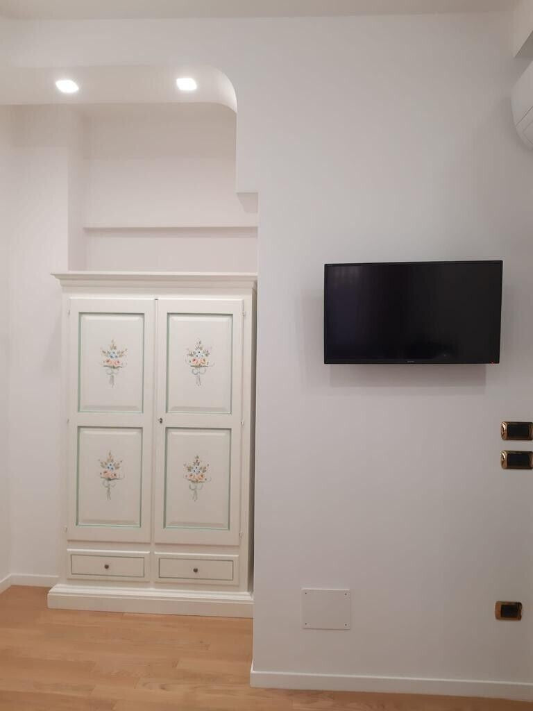 Armadio arte povera 2 porte legno bianco decorato 125x61x200 (504) - Mobili 2G