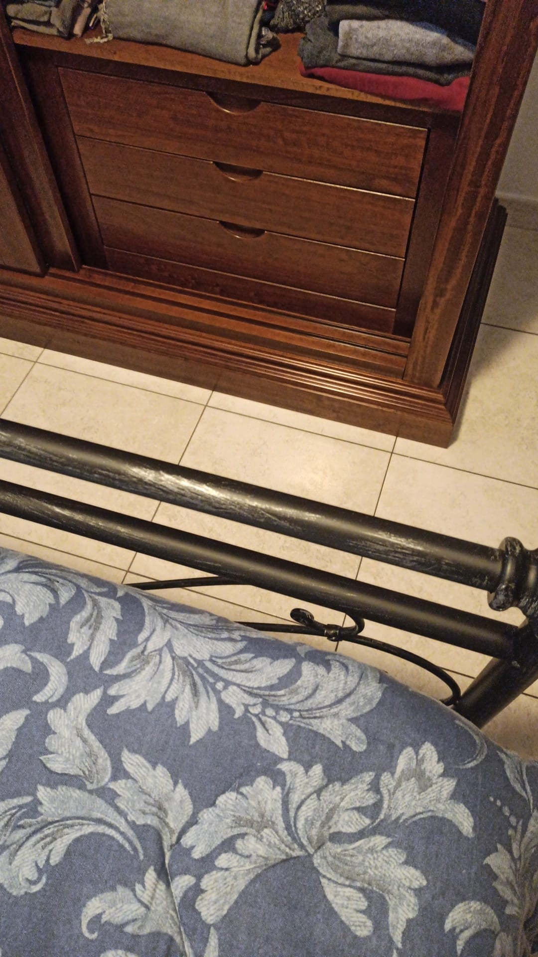 Armadio arte povera in legno 2 ante scorrevoli gendarme tinta noce 181x66x225