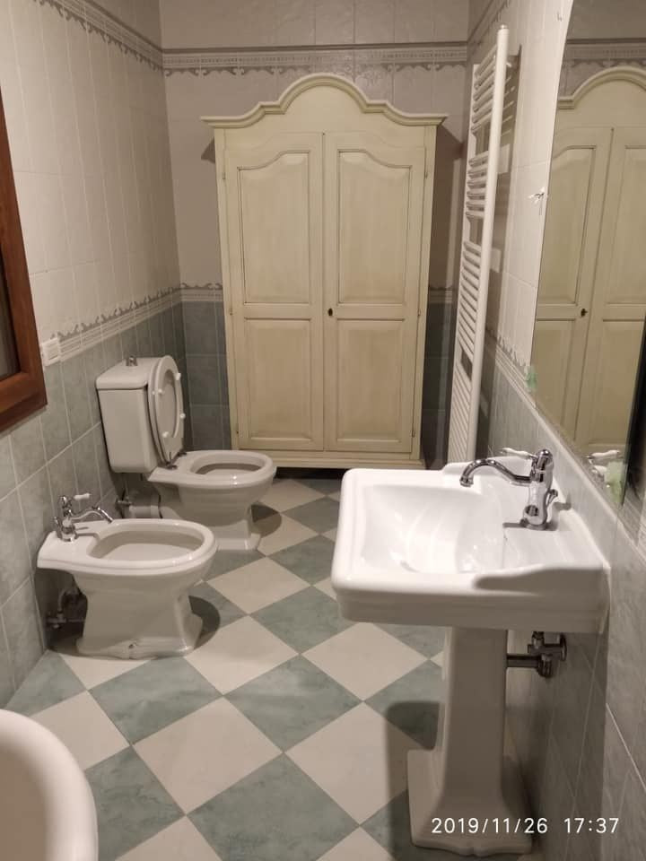 Armadio in legno shabby grigio con profilo bianco 112x46x204 (475) - Mobili 2G