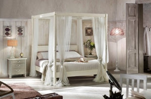 Camera matrimoniale shabby chic in legno con letto a baldacchino