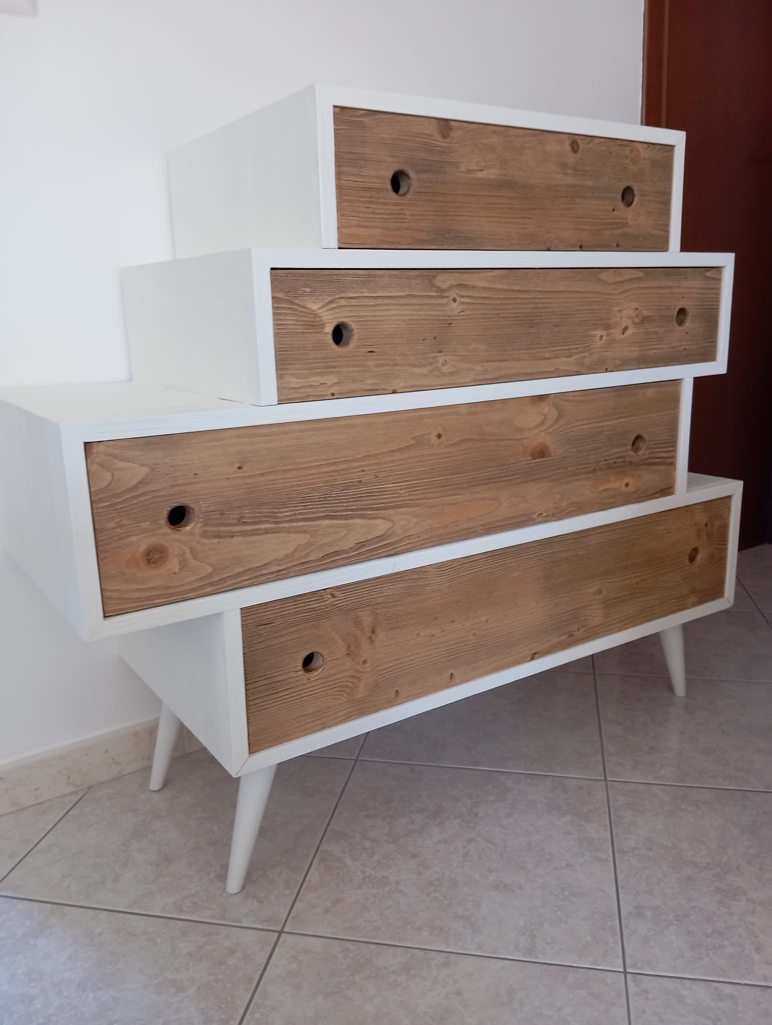 Cassettiera 4 cassetti in legno abete spazzolato bicolore 110x45x95 (878) - Mobili 2G