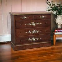 Cassettiera arte povera 5 cassetti legno noce scuro decori 117x51x101 - Mobili 2G