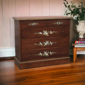 Cassettiera arte povera 5 cassetti legno noce scuro decori 117x51x101 - Mobili 2G