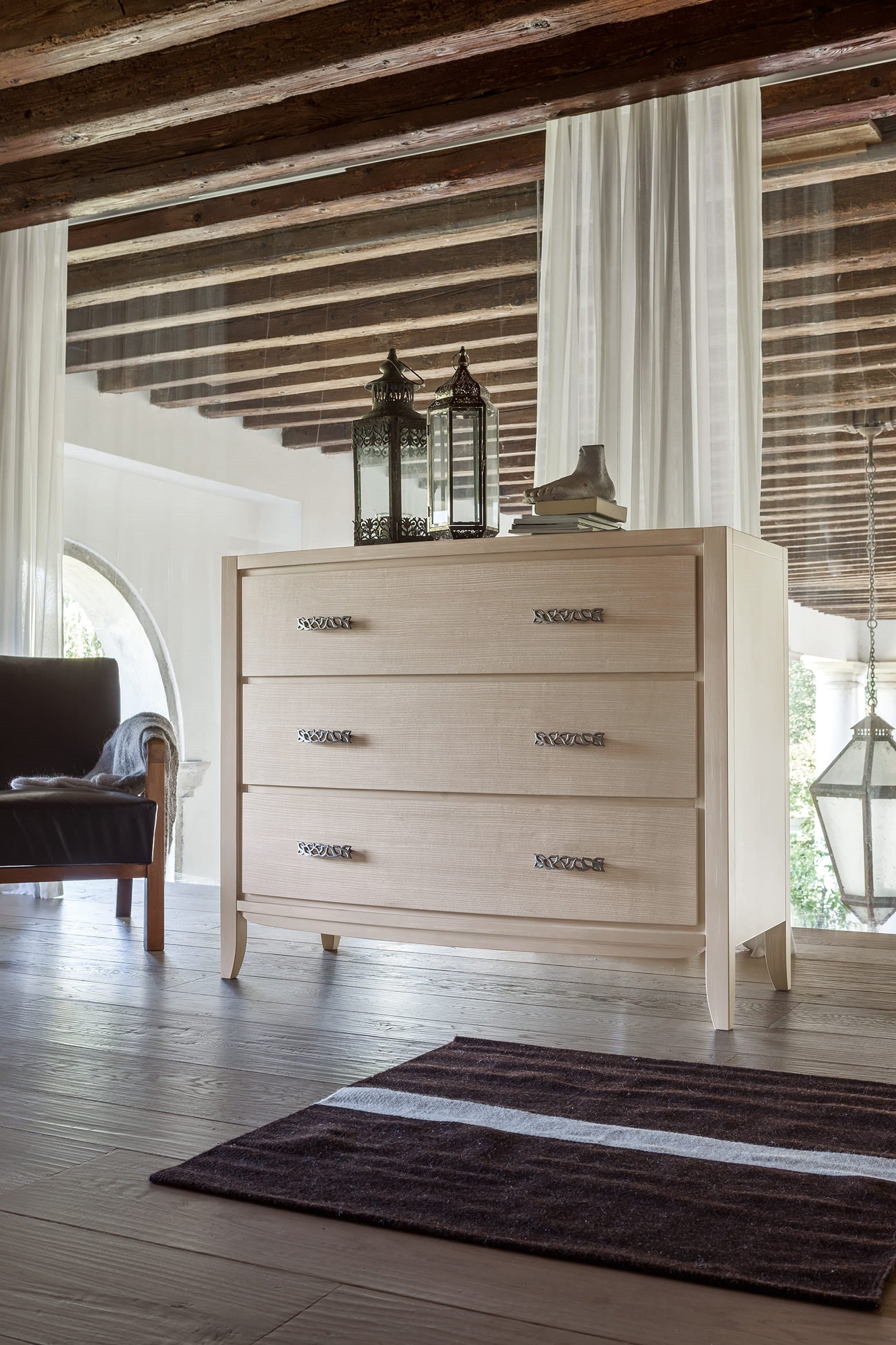 Cassettiera contemporanea 4 cassetti con decoro onda in legno l.130 p.53 h.105 - Mobili 2G