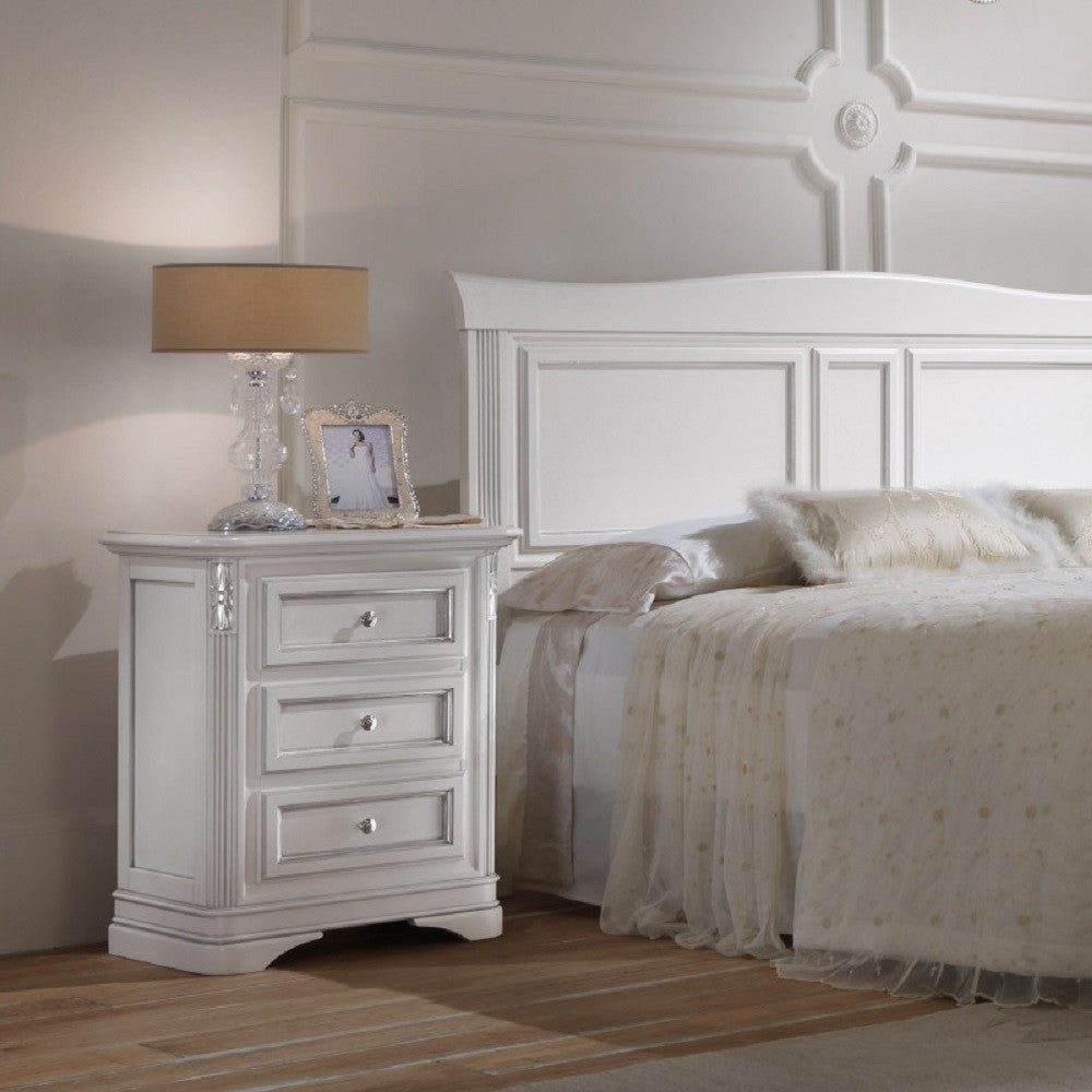 Comodino 3 cassetti intagliato in legno bianco l.55 p.37 h.70 - Mobili 2G