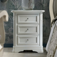 Comodino 3 cassetti intagliato in legno bianco l.55 p.37 h.70 - Mobili 2G