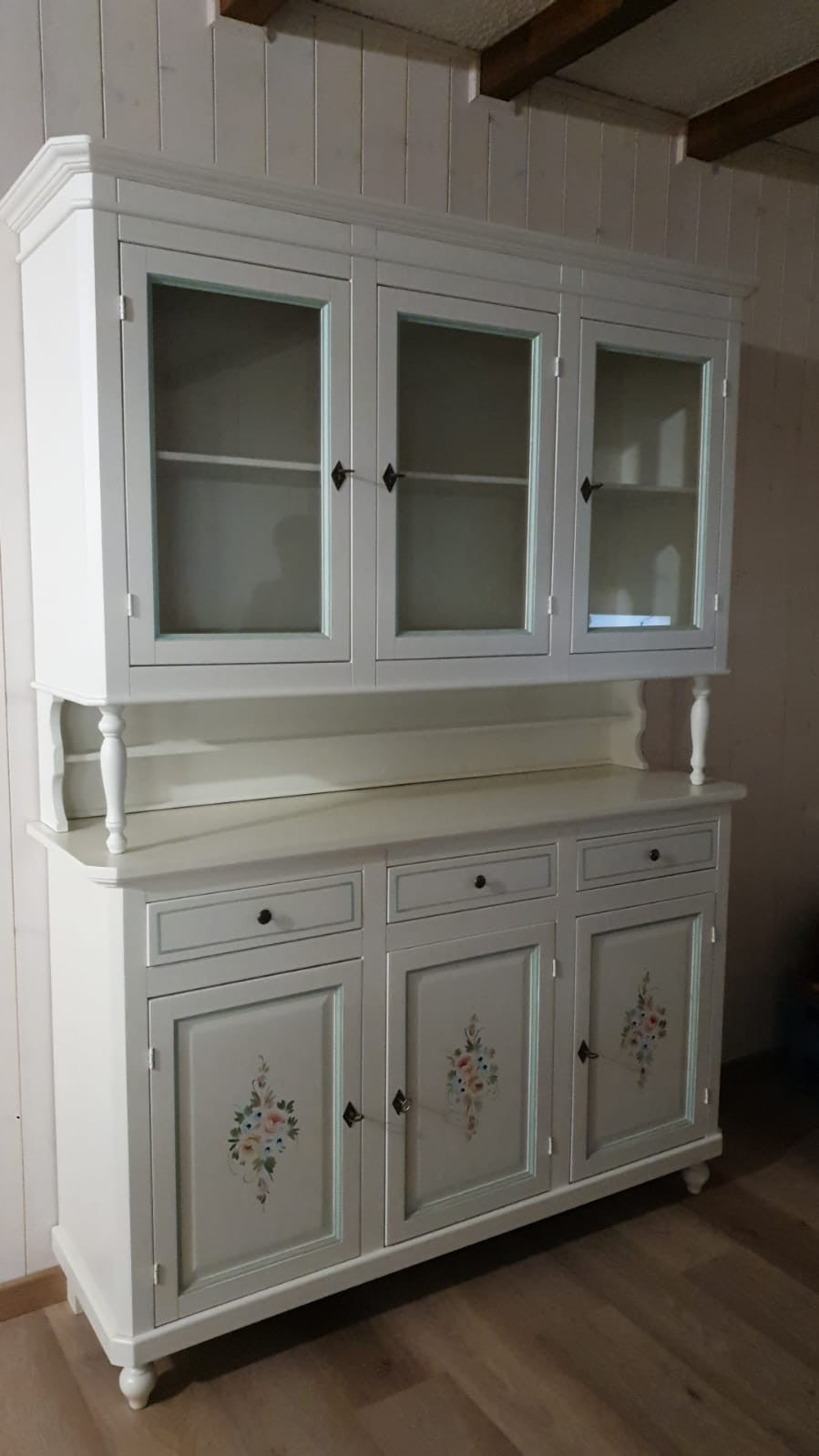 Cristalliera 3 porte napoletana legno bianco sporco decori l.150 p.43 h.208 (492) - Mobili 2G