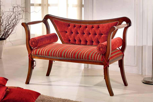 Divanetto imbottito in legno intagliato