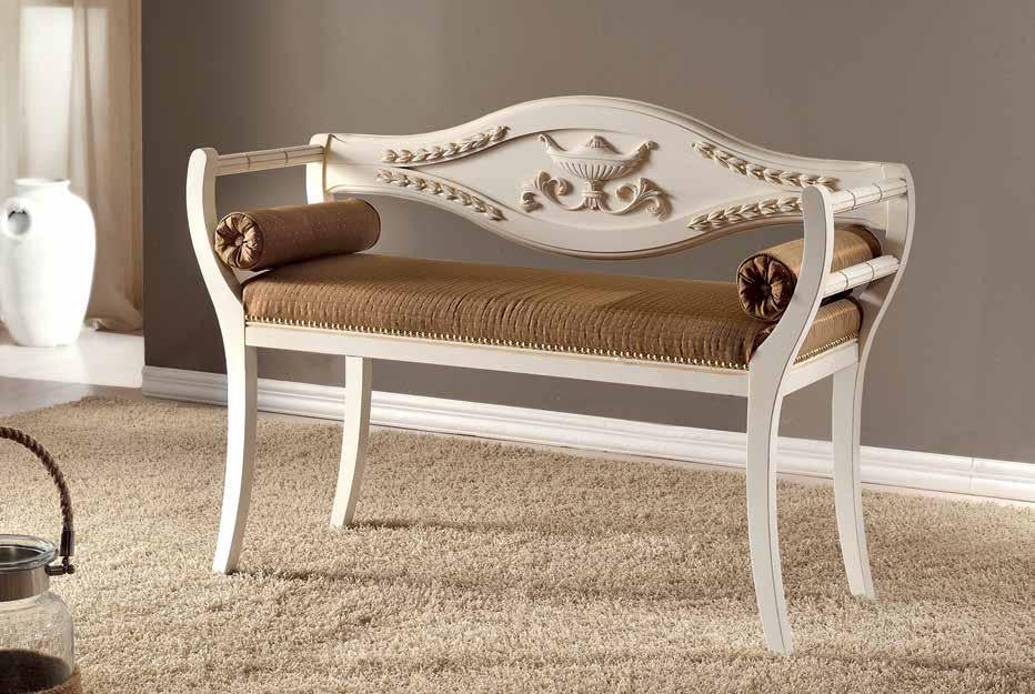 Divanetto imbottito shabby chic in legno massello con fregi