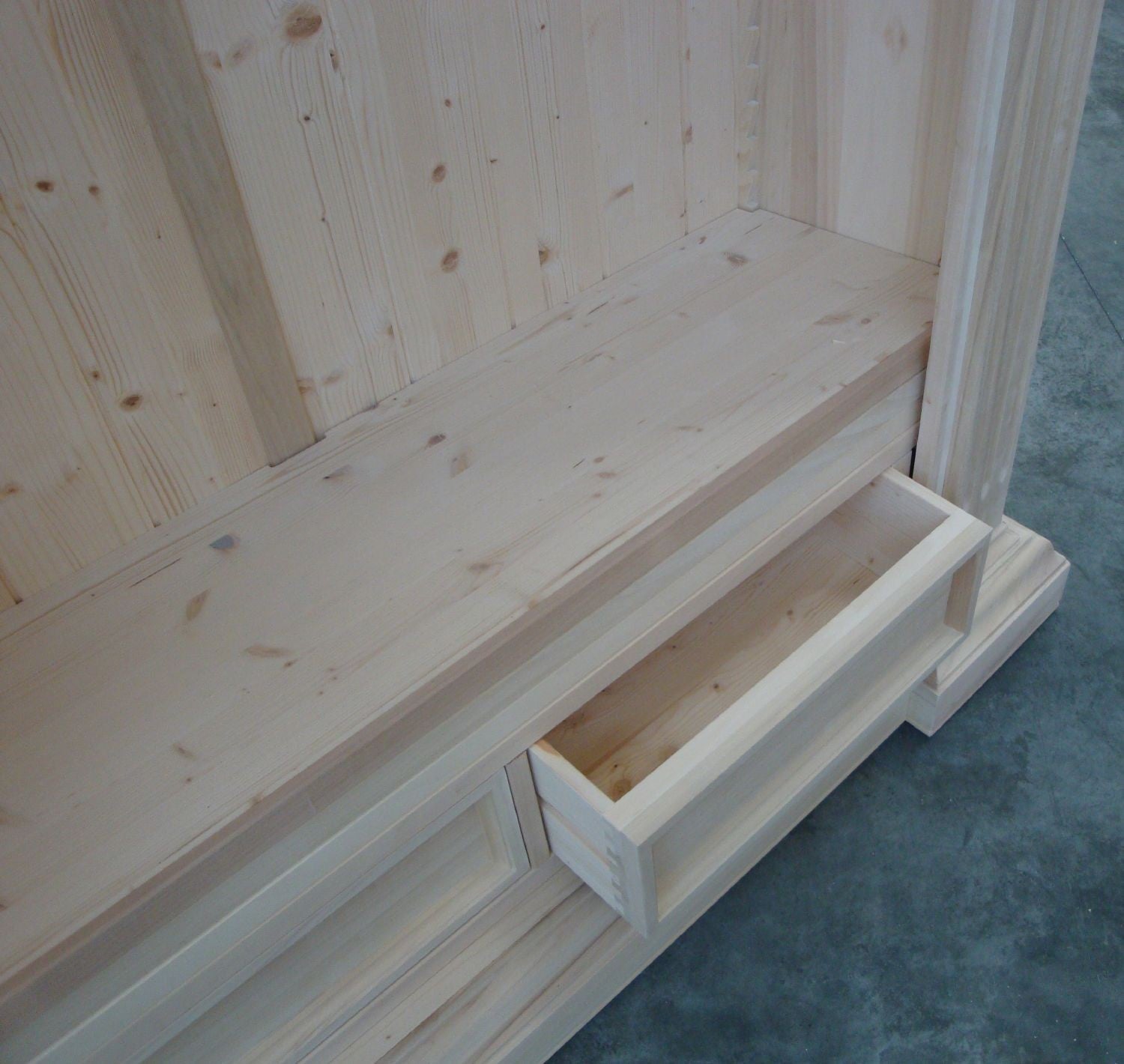 Libreria classica intarsiata in legno grezzo 254x49x211