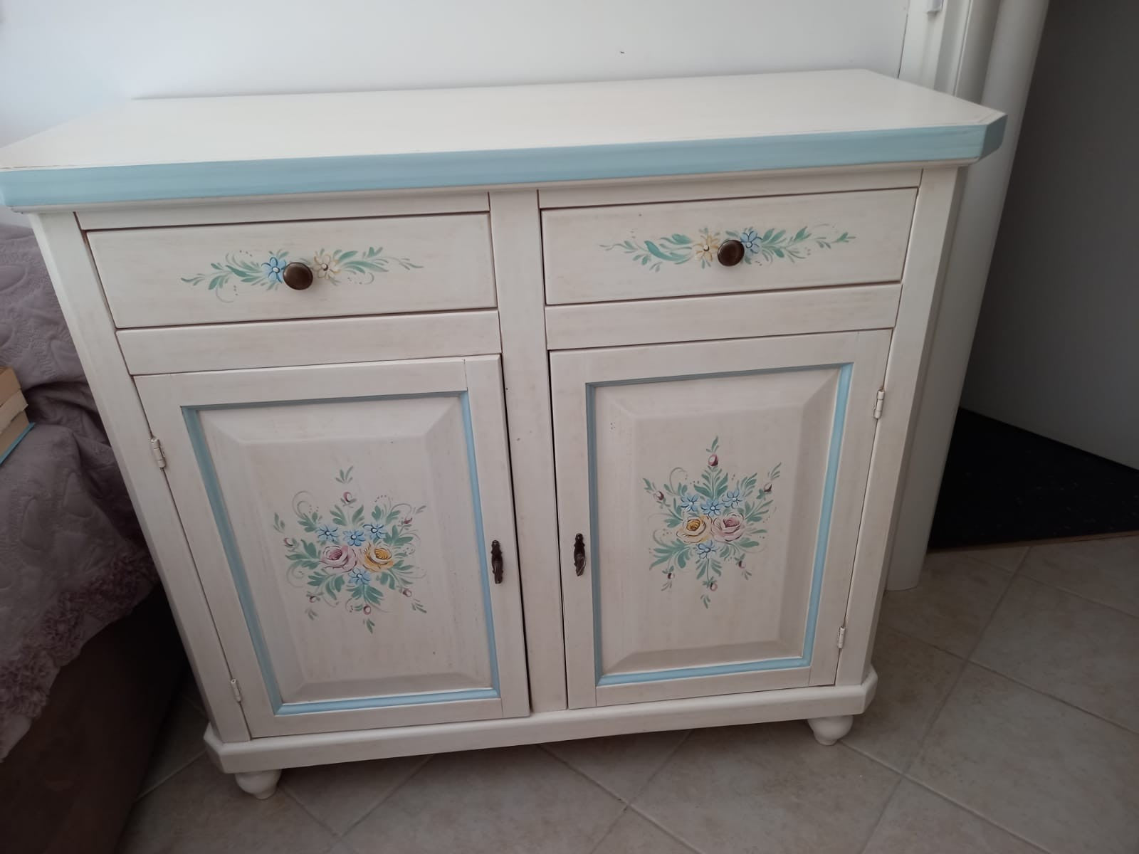 Madia credenza 2 porte bianco invecchiato decori azzurro 104x43x98